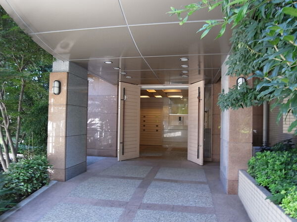 【マイコート若松町ガーデンフラッツ】エントランス