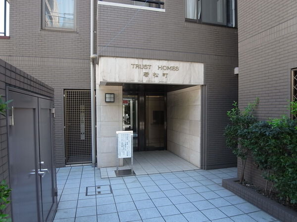 【トラストホームズ若松町】エントランス