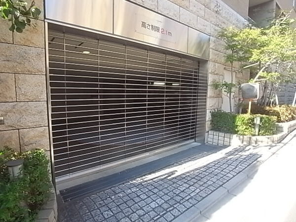 【プラウド文京春日】駐車場入口 【プラウド文京春日】駐車場入口