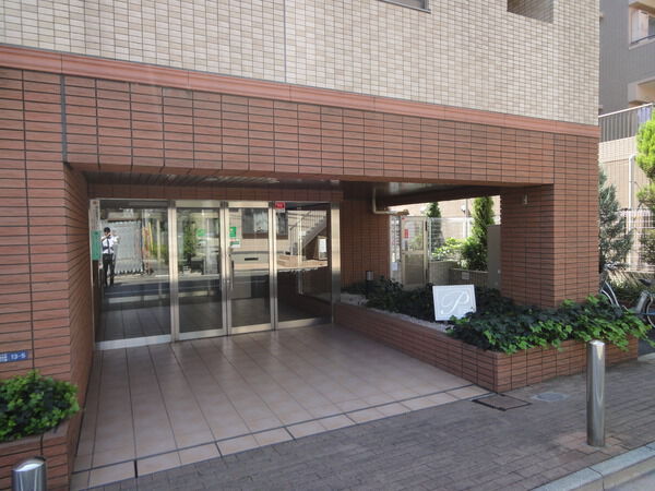 【ワールドパレス南大井プレイシズ】エントランス付近