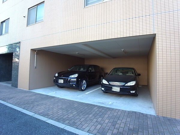 【大井ゼームス坂ヒルズ】駐車場