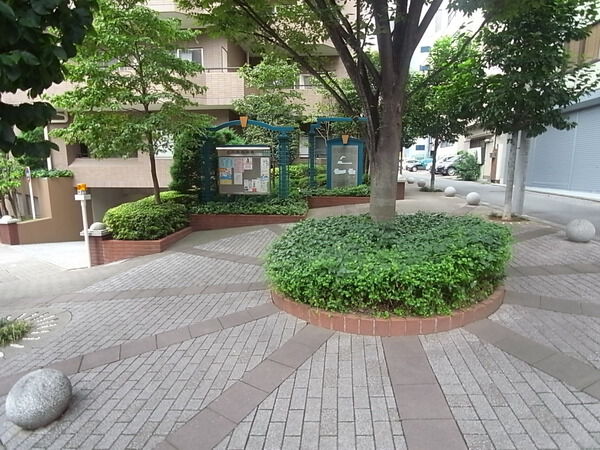 【パルテール目黒青葉台】隣接する広場