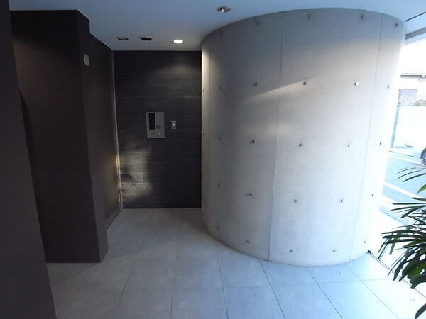 【ラコサ都立大】エントランスホール