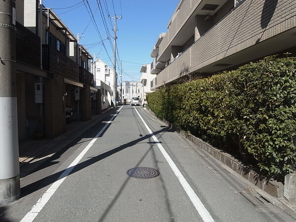 【ランドステージ祐天寺】前面道路 【ランドステージ祐天寺】前面道路