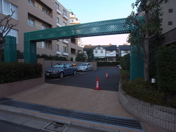 【グランツィオ自由が丘ヒルズ】駐車場入口