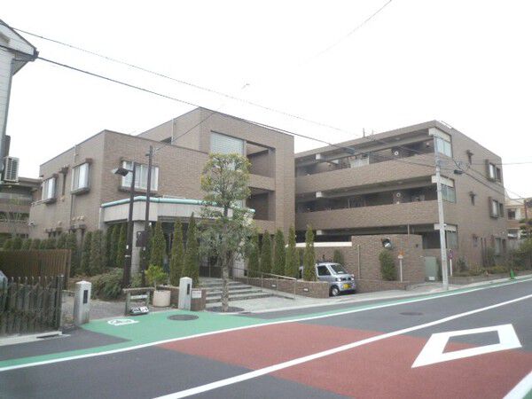 【ヴェルビュ千歳烏山ラテアガーデリー】マンションエントランス側