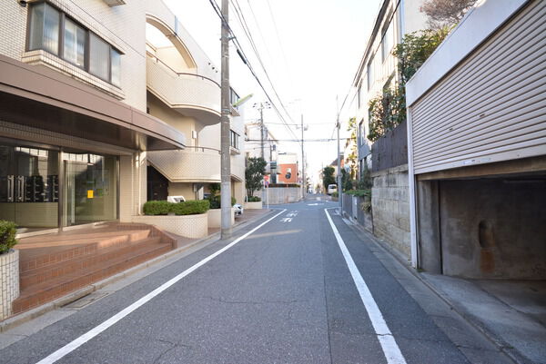 【東北沢ハウス】前面道路