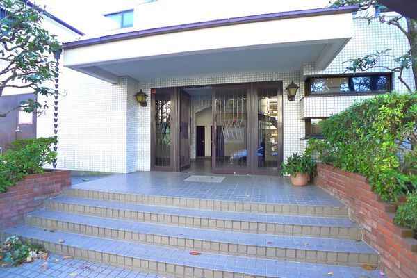 【ルピナス桜丘】エントランス入口
