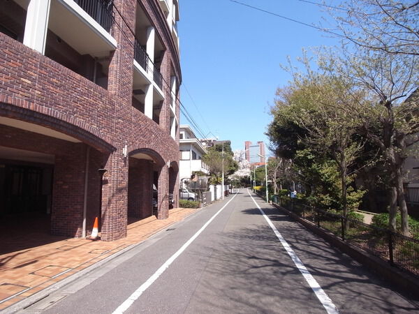 【グローリオ三軒茶屋】前面道路