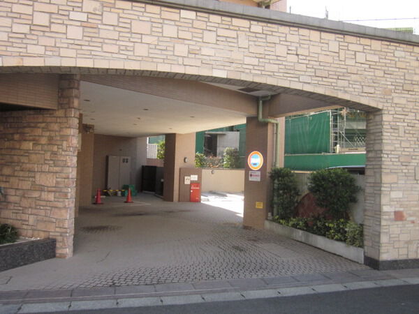 【ディアナコート二子玉川園】駐車場入口