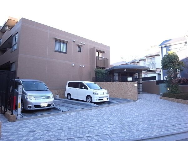 【ライオンズガーデン明大前】敷地内駐車場