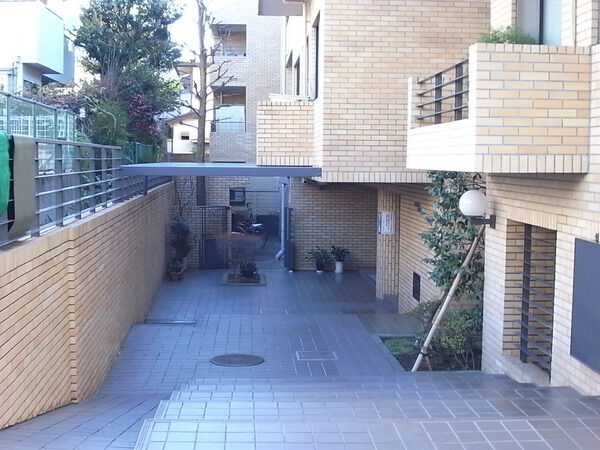 【松原ハイデンス】敷地内通路 【松原ハイデンス】敷地内通路