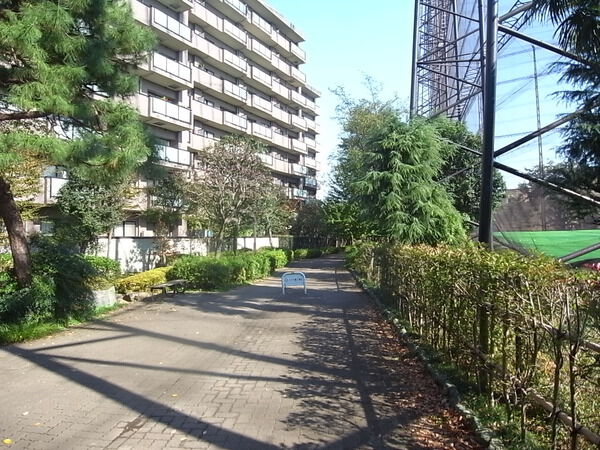 【ヴェーゼント芦花公園】マンション南側遊歩道