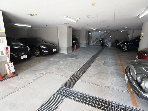 【塔の山ハイツ】駐車場