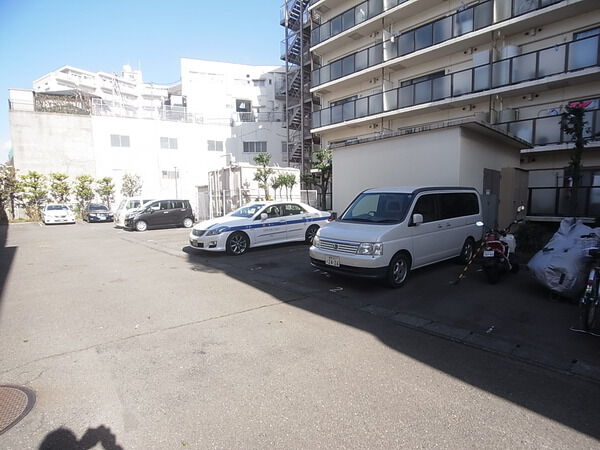 【中野弥生町スカイハイツ】駐車場 【中野弥生町スカイハイツ】駐車場