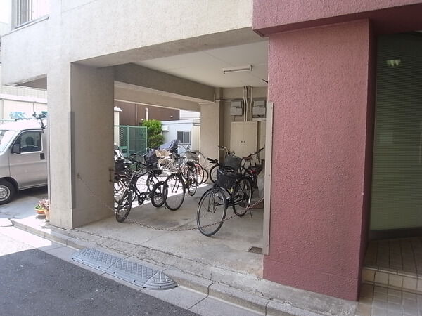 【ニュー高円寺コーポラス】駐輪場