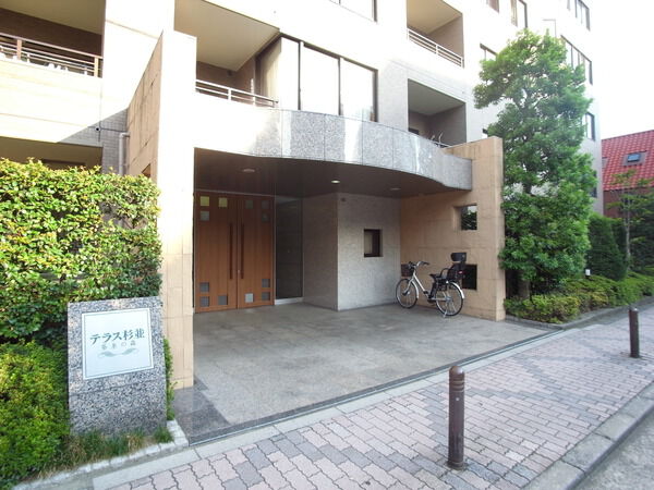 【テラス杉並蚕糸の森】エントランスアプローチ