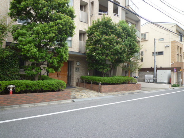 【ヴィラルーチェ六義園】前面道路 【ヴィラルーチェ六義園】前面道路