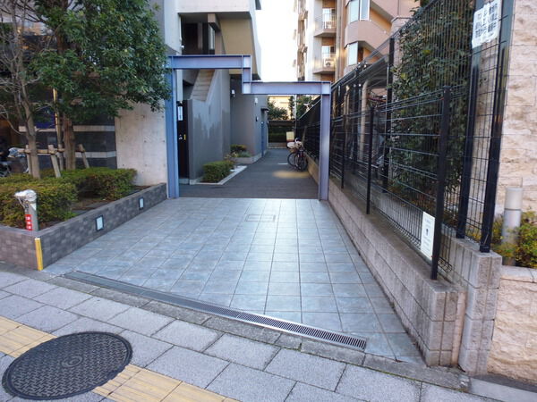 【ユニーブルときわ台】駐車場入口 【ユニーブルときわ台】駐車場入口
