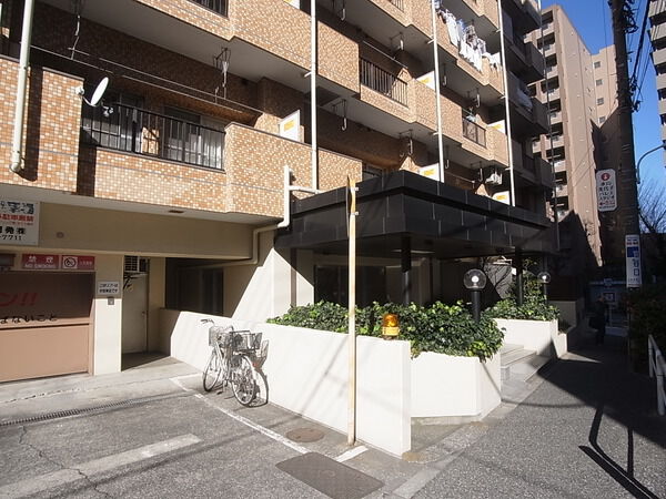 【成増ローヤルコーポ】エントランスアプローチ