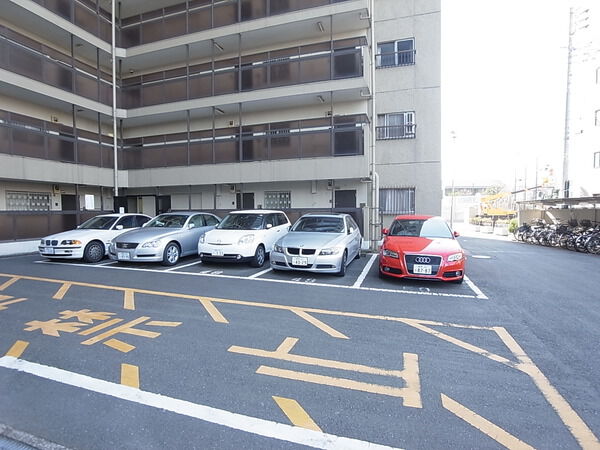 【中野本町マンション】駐車場 【中野本町マンション】駐車場