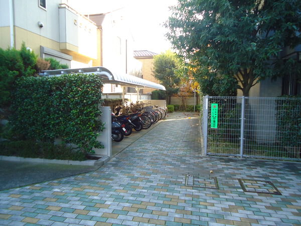 【コートハウス常盤台】自転車置場