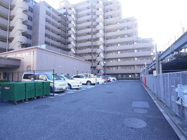 【ライオンズガーデンコート練馬北町】駐車場 【ライオンズガーデンコート練馬北町】駐車場