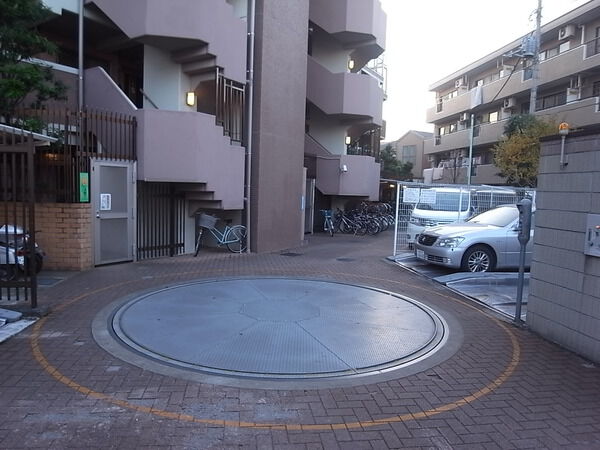 【ライオンズグローベル石神井公園】駐車場 【ライオンズグローベル石神井公園】駐車場