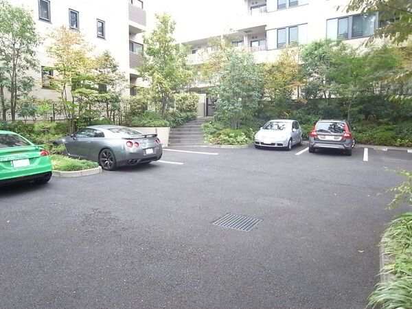 【グランドメゾン石神井公園パークフロント】駐車場 【グランドメゾン石神井公園パークフロント】駐車場
