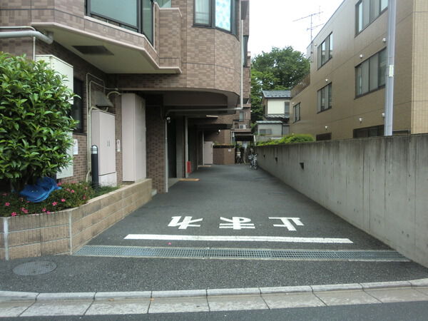 【ライオンズマンション氷川台第2】駐車場入り口