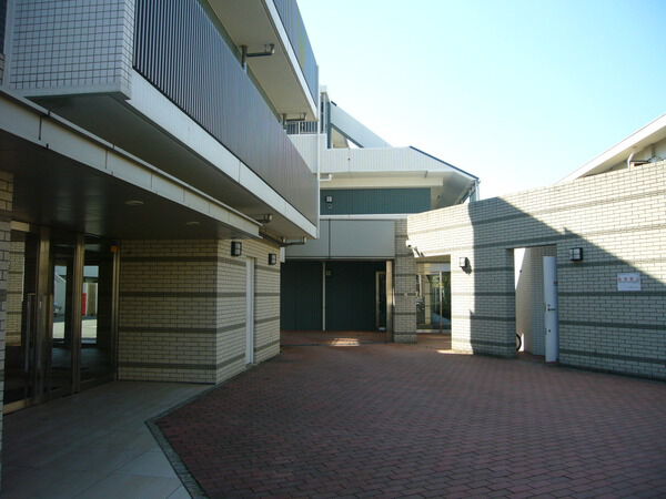 【イトーピア大泉学園フィネシア】アプローチ