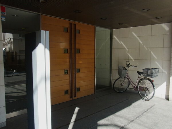 【ヒルズ金町】エントランス前 【ヒルズ金町】エントランス前