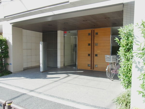 【ヒルズ金町】エントランス前 【ヒルズ金町】エントランス前