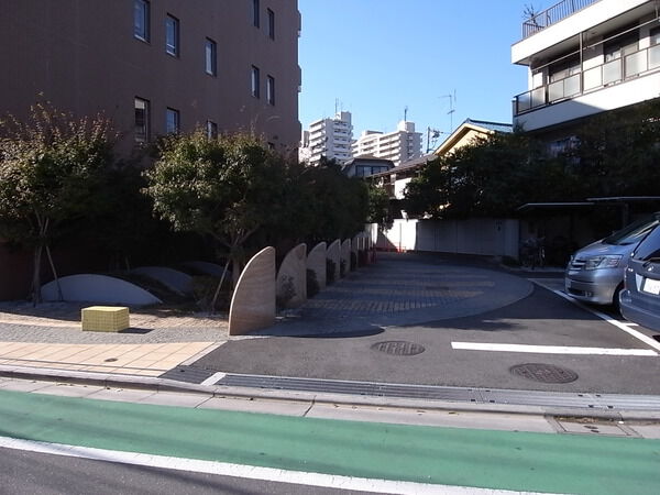 【ガーデンホーム亀有パークフォート】駐車場出入口 【ガーデンホーム亀有パークフォート】駐車場出入口