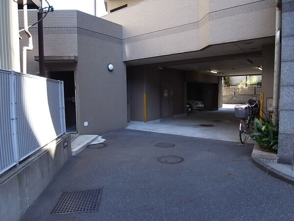 【カインドステージ亀有】駐車場入口