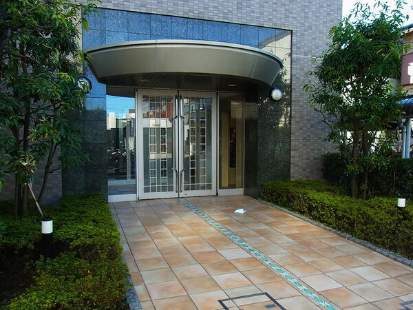 【ヴェルレージュ堀切菖蒲園】エントランス前 【ヴェルレージュ堀切菖蒲園】エントランス前