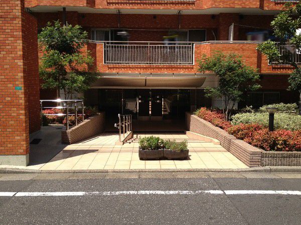 【ライオンズマンション小島町】エントランスアプローチ