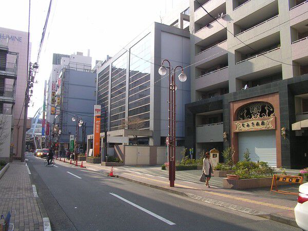 【ルミナス立川プライムタワー】前面道路（西を向く）