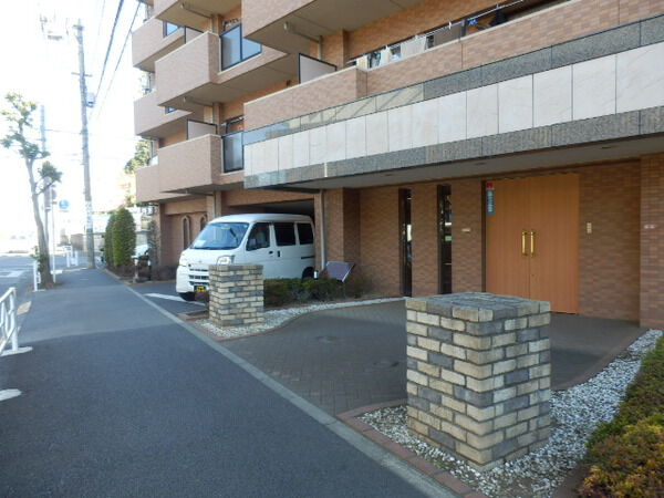 【ローヤルガーデン立川けやき台第2】エントランス前写真