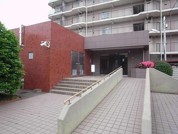 【仙川スカイハイツ】エントランスアプローチ 【仙川スカイハイツ】エントランスアプローチ