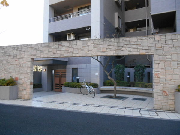 【レクセルガーデン昭島】エントランス入り口