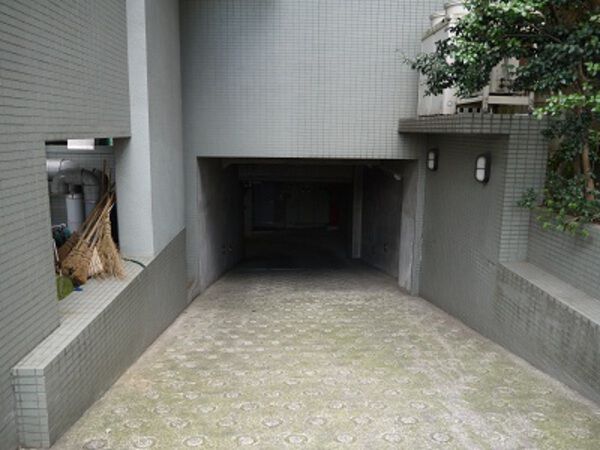 【フランシェールつつじヶ丘】駐車場入り口