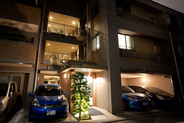 【ヒルズ町田中町】夜のメインエントランス周辺