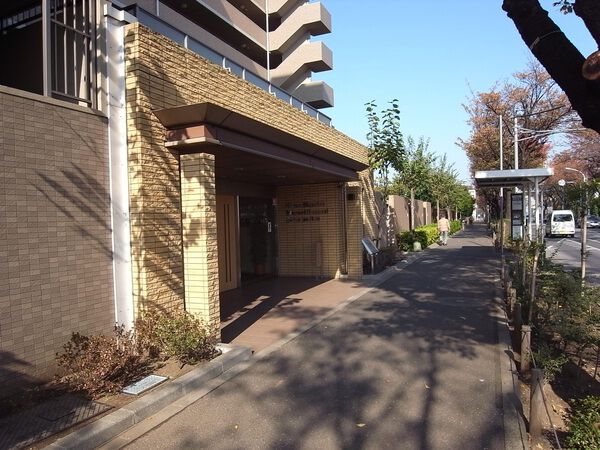 【ライオンズマンション武蔵小金井フォレストガーデン】エントランス前面にはバス停 【ライオンズマンション武蔵小金井フォレストガーデン】エントランス前面にはバス停