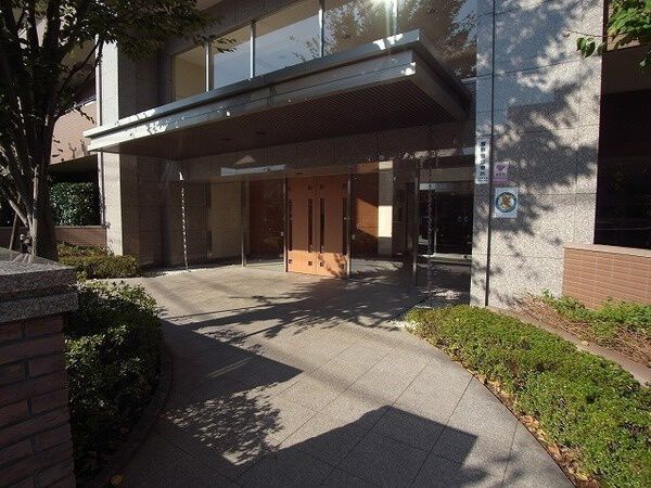 【リーデンススクエア高幡不動】エントランスへのアプローチ 【リーデンススクエア高幡不動】エントランスへのアプローチ