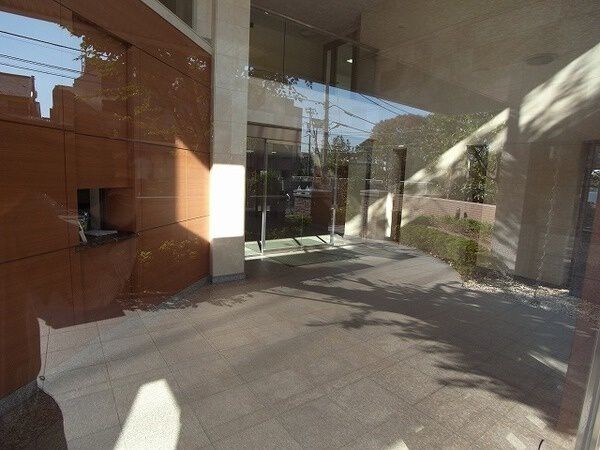 【リーデンススクエア高幡不動】エントランス風景 【リーデンススクエア高幡不動】エントランス風景