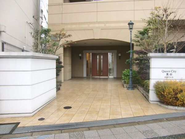 【クィーンシティ豊田多摩平の丘】エントランス