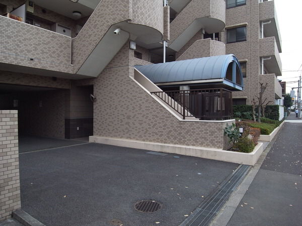 【ライオンズマンション日野中央公園】駐車場入口 【ライオンズマンション日野中央公園】駐車場入口