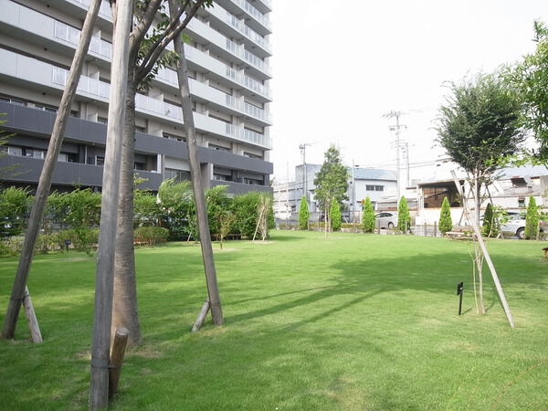 【グランスイート玉川上水】敷地内に緑地スペース 【グランスイート玉川上水】敷地内に緑地スペース