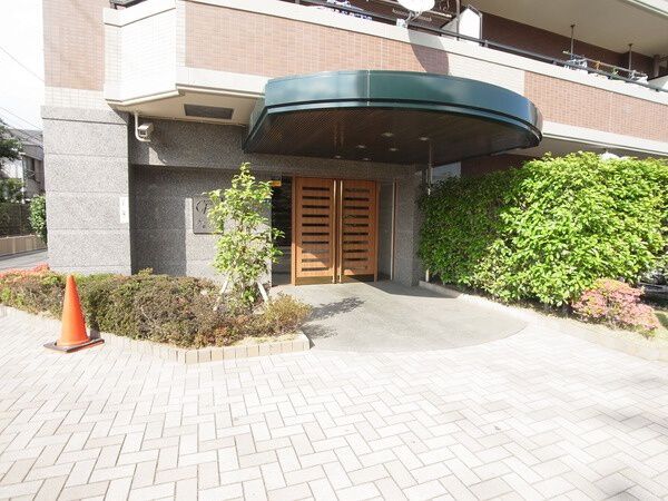 【クレストフォルム鶴見ウッドスクエア】エントランス前